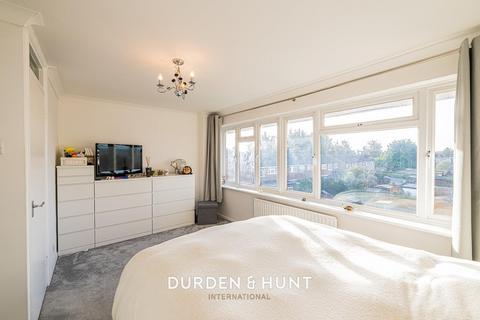 61 Cowdray Way, Hornchurch, RM12 4AX