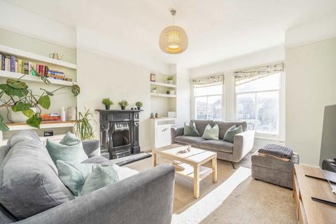 3 bedroom maisonette to rent, Burnbury Road, London SW12