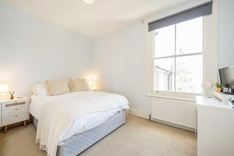 3 bedroom maisonette to rent, Burnbury Road, London SW12