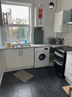 5 bedroom maisonette to rent, Norwood Road, London, SE24