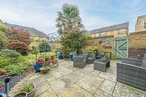 83 Admiralty Way, Teddington, TW11 0NN
