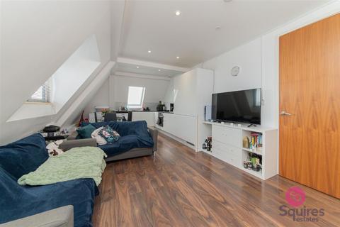 3 bedroom flat for sale, Hadley Road