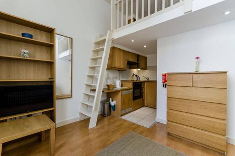 Studio to rent, Fairholme Road, West Kensington, London, W14