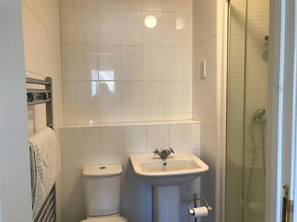10 Wiltshire Crescent En suite.jpg