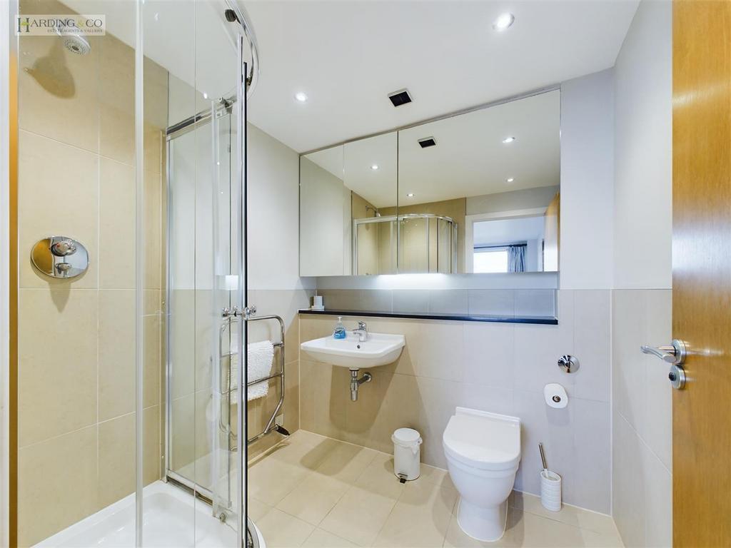 En suite shower.jpg