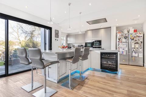 28 Greenway, London, N14 6NN