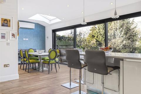 28 Greenway, London, N14 6NN