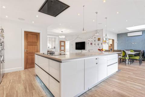 28 Greenway, London, N14 6NN
