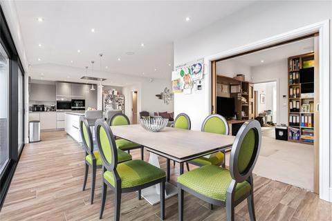 28 Greenway, London, N14 6NN