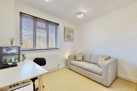 2 bedroom maisonette to rent, Highgate High Street, London N6
