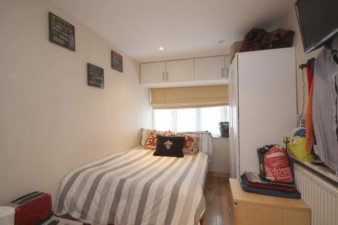 Studio to rent, Niagara Avenue, London W5