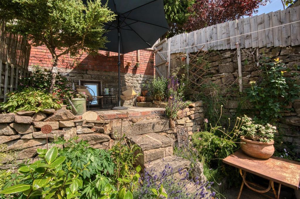 Garden - steps to patio dining.jpg