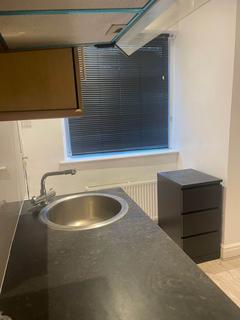 Studio to rent, Kingscroft Road, London