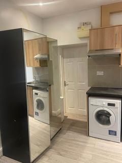 Studio to rent, Kingscroft Road, London