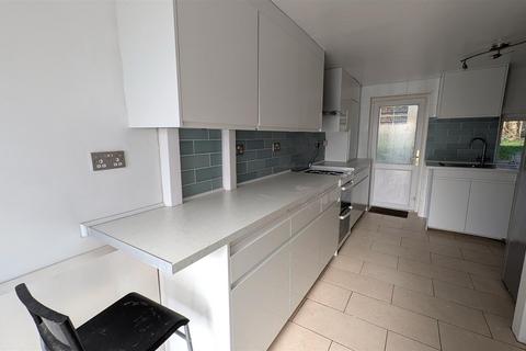 3 bedroom end of terrace house to rent, Grove Lea, Hatfield