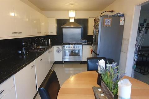 3 bedroom terraced house for sale, Pentelow Gardens, Bedfont