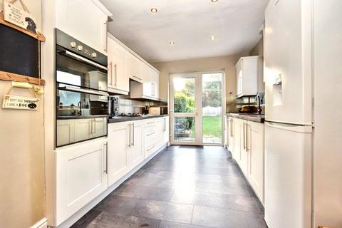 3 bedroom semi-detached house for sale, Farne Avenue, Wakefield, West Yorkshire
