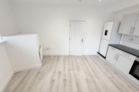 3 bedroom flat to rent, Berridge Road West, Nottingham NG7