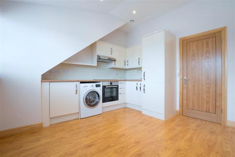 1 bedroom in a house share to rent, Queens Road, Weybridge