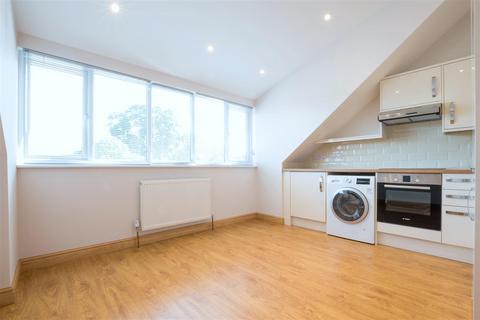 1 bedroom in a house share to rent, Queens Road, Weybridge