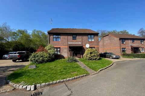 1 bedroom ground floor maisonette to rent, Bainton Mead, Woking GU21