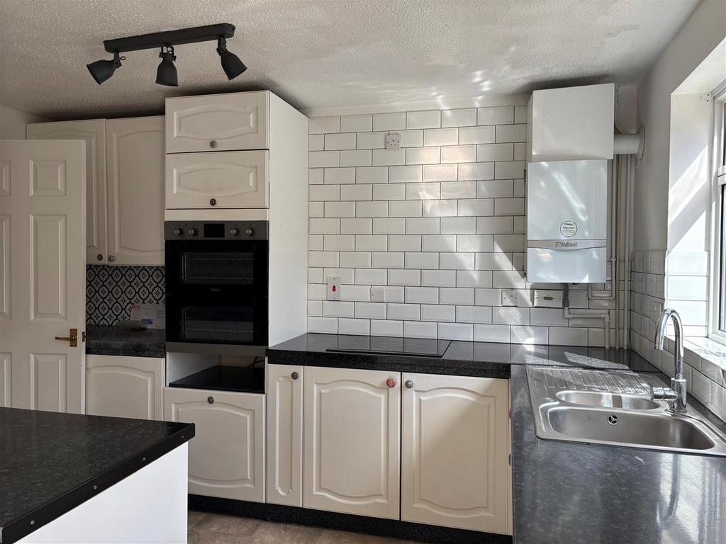 Kitchen 2.jpg
