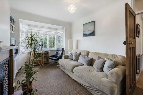 3 bedroom flat to rent, Fieldview, London SW18