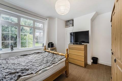 3 bedroom flat to rent, Fieldview, London SW18