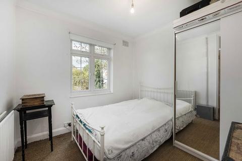 3 bedroom flat to rent, Fieldview, London SW18