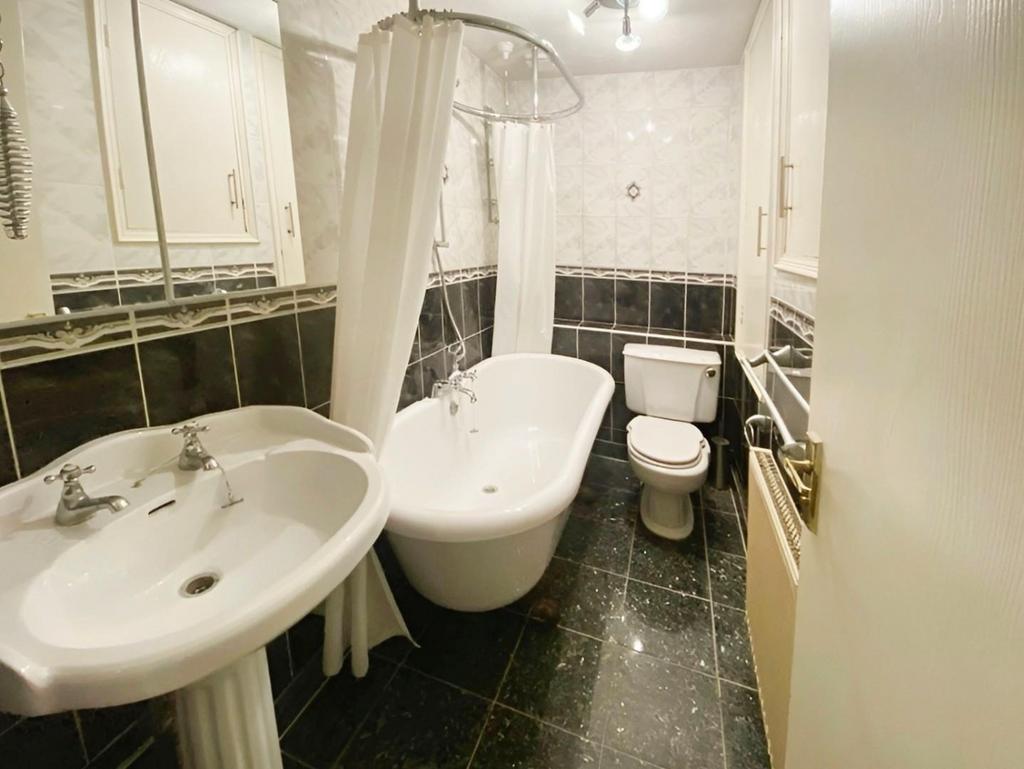A3c3ae19-Bathroom.jpg