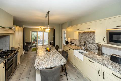 3 bedroom semi-detached house for sale, Bradford Road, Brighouse HD6