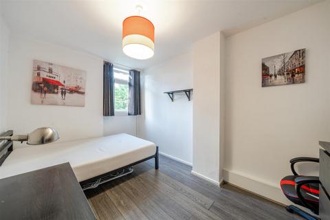 3 bedroom maisonette for sale, Westbridge Road, London