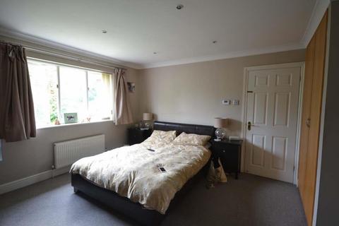 5 bedroom detached house to rent, Chestnut Place, Surrey KT17