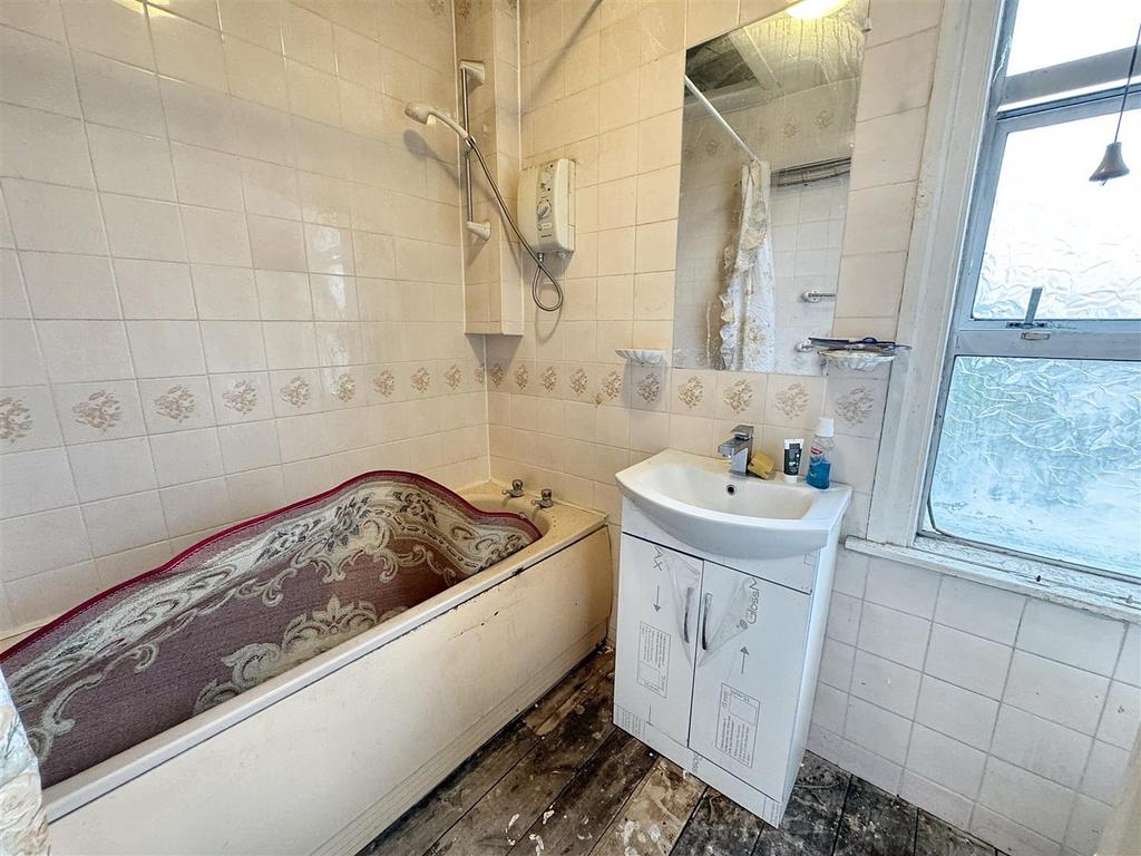 Bathroom (L-Shape)