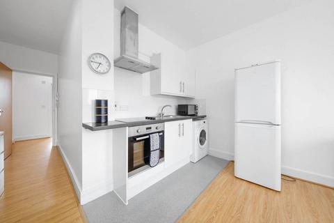 Studio to rent, Burdett Rd, London, E3