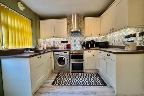 3 bedroom townhouse for sale, Bawn Approach  New Farnley Leeds