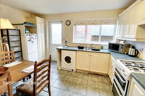 2 bedroom semi-detached house for sale, London Road, Northwich