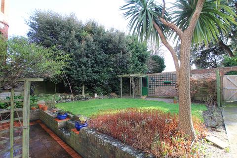 2 bedroom flat for sale, Grange Gardens, Eastbourne, BN20 7DA