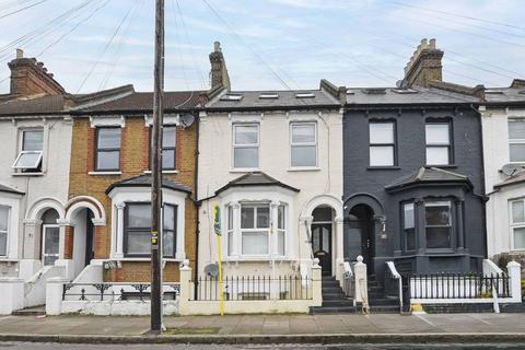 3 bedroom flat for sale, Khama Road, Tooting Broadway, London, SW17