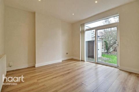 4 bedroom end of terrace house to rent, Oakdale Road, South Woodford