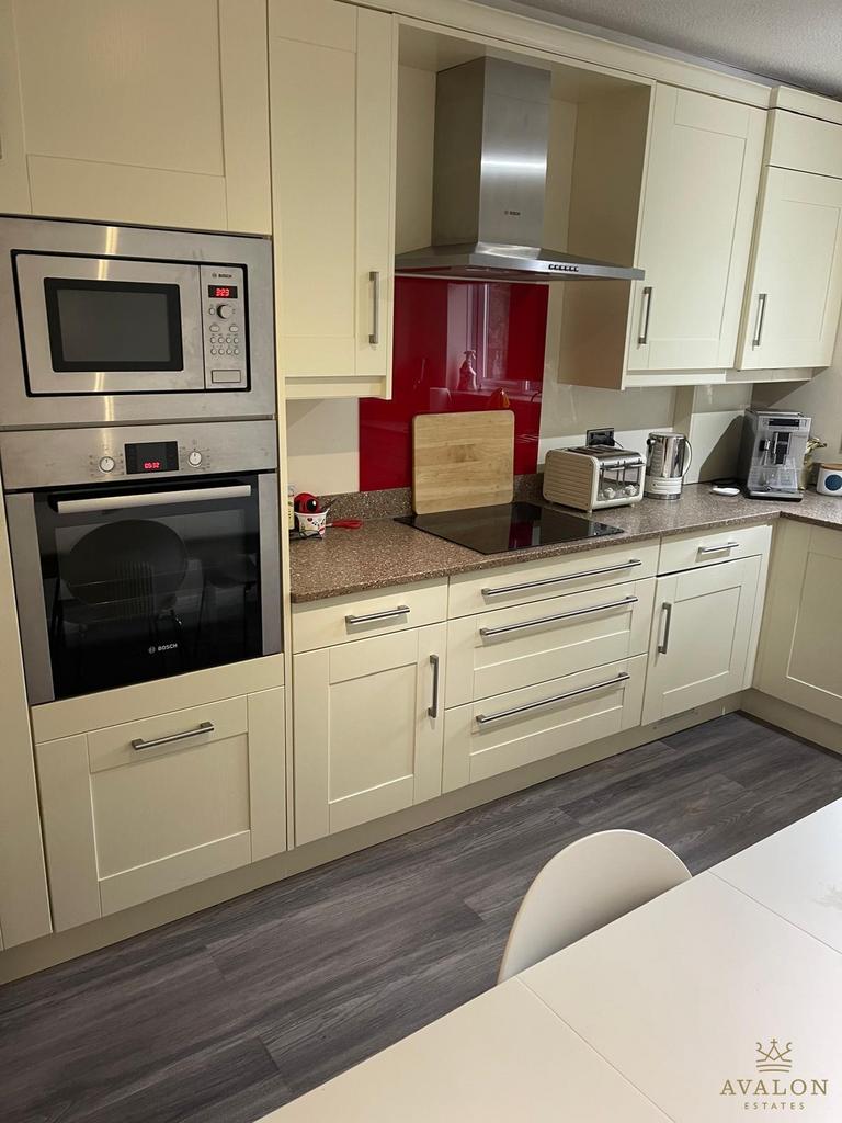 Luxury Two Bed 1st Floor Flat with Parking in San