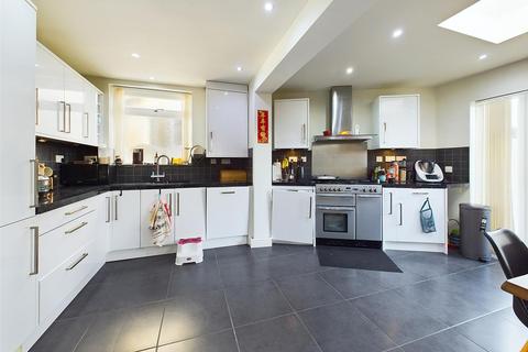 4 bedroom semi-detached house for sale, Ferncroft Avenue, Ruislip HA4