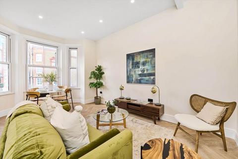 3 bedroom flat for sale, Latchmere Road, London SW11