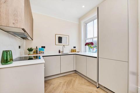 3 bedroom flat for sale, Latchmere Road, London SW11