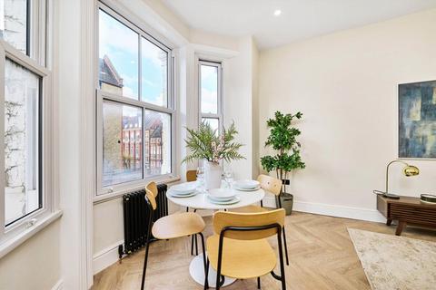 3 bedroom flat for sale, Latchmere Road, London SW11