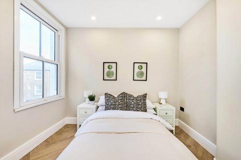 3 bedroom flat for sale, Latchmere Road, London SW11