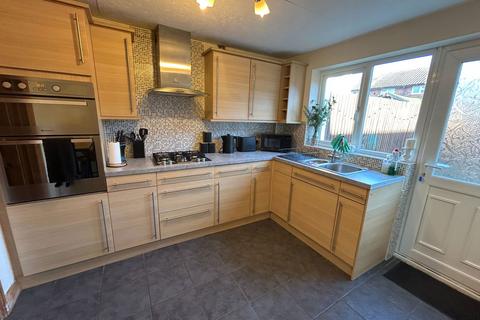 3 bedroom terraced house to rent, Colne Close, Corby NN17