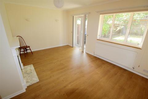 3 bedroom semi-detached bungalow to rent, Westerfolds Close, Woking