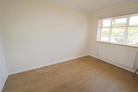 3 bedroom semi-detached bungalow to rent, Westerfolds Close, Woking