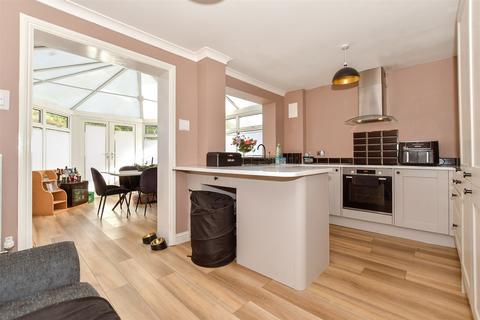5 Fig Tree Walk, Eythorne, Dover, CT15 4DN